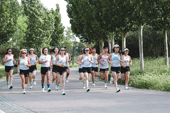 物！鸿星尔克公园跑鞋赋能国动新动能bsports入选2024年度好(图2)