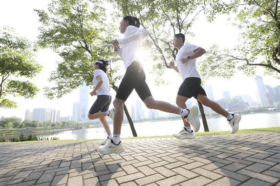 物！鸿星尔克公园跑鞋赋能国动新动能bsports入选2024年度好(图4)