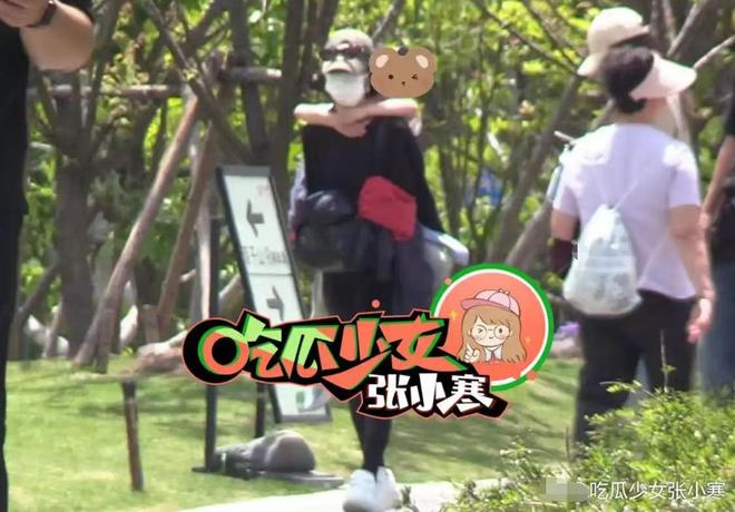 母子俩光脚踩沙她心疼想想太累背着他走bsports赵丽颖陪儿子公园玩耍(图3)