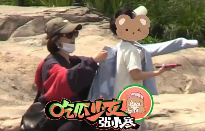 母子俩光脚踩沙她心疼想想太累背着他走bs
