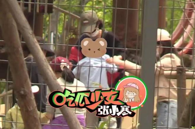 母子俩光脚踩沙她心疼想想太累背着他走bsports赵丽颖陪儿子公园玩耍(图8)