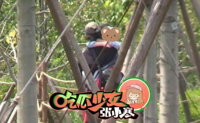 母子俩光脚踩沙她心疼想想太累背着他走bsports赵丽颖陪儿子公园玩耍(图4)