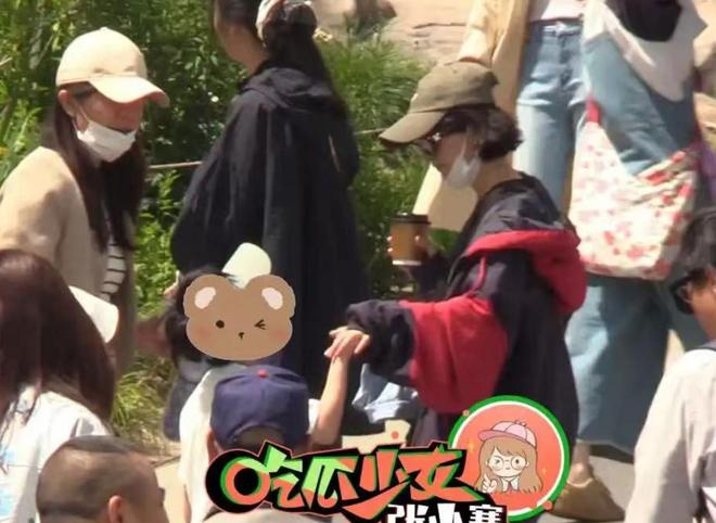 母子俩光脚踩沙她心疼想想太累背着他走bsports赵丽颖陪儿子公园玩耍(图6)