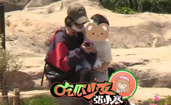 母子俩光脚踩沙她心疼想想太累背着他走bsports赵丽颖陪儿子公园玩耍(图5)