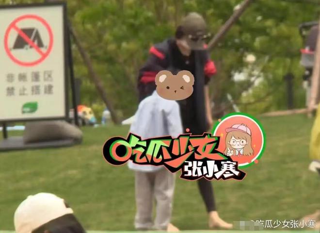 母子俩光脚踩沙她心疼想想太累背着他走bsports赵丽颖陪儿子公园玩耍(图7)